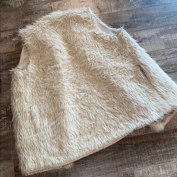 Women’s Faux Fur Vest - Picture 3 of 3